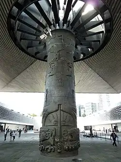 Fontaine gravée supportant le parapluie