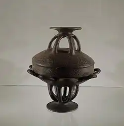 Un ciboire en corolle avec couvercle de la tombe no 100.