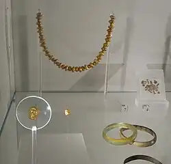 Un collier avec des perles dorées.
