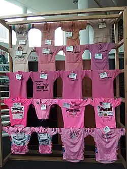 Maillot roses exposés au musée de la Madonna del Ghisallo