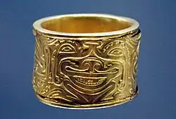 Bracelet. Alto Magdalena - Tierradentro moyen. Río Chiquito, Páez (Cauca) 150-900 EC. Or. 5,4 x 8 cm