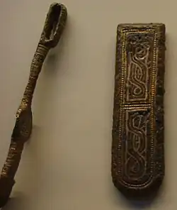 Artefacts germaniques (lombards) en fer (déformés par la rouille) damasquinés avec or et argent, Ve – VIIe&nbsp;siècles.