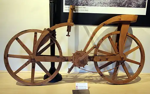 Musée Leonardiano : modèle de bicyclette.