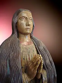 Photographie en couleur d'une sculpture religieuse.