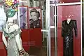 Vêtements et photos de Carmen Miranda exposés au musée.
