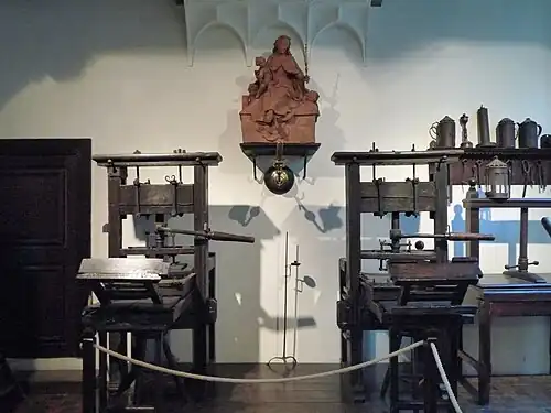 Les deux plus anciennes presses conservées (XVIe&nbsp;siècle) au musée Plantin d'Anvers.