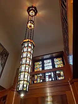 Lustre de Jan Eisenloeffel&nbsp;(nl) et vitraux de Jaap Gidding&nbsp;(nl).