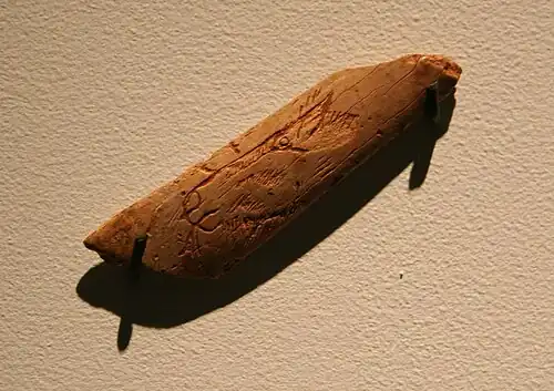 Tête de cheval gravée. Os, 4 cm. Neues Museum. Collection du Museum für Vor- und Frühgeschichte.