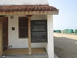 Porche d'une maison restaurée de style autochtone.