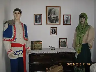 Costumes grecs traditionnels dans un musée de Marioupol