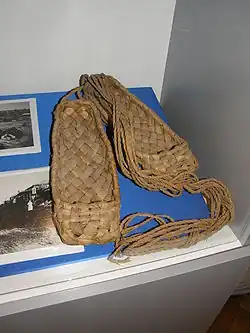 Une paire de laptis, musée d'histoire de la métallurgie de Donetsk, 2009.