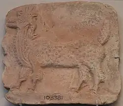 Plaque en terre cuite de mušhuššu, v. 800-500 av. J.-C. British Museum.