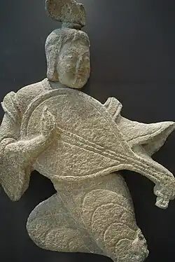Musicien céleste jouant du pipa, prov. grotte Yungang (?), grès H. 43,5 L. 30 P. 3&nbsp;cm. Musée Cernuschi