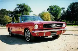 Une voiture de sport rouge.