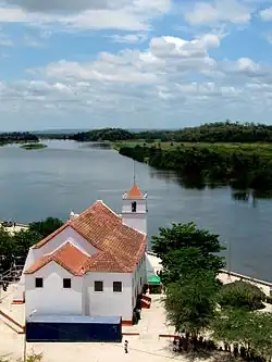 Vue du fleuve et de l'église de Notre-Dame de la Conception (Nossa Senhora da Conceição) de Muxima&nbsp;(pt) en 2009.