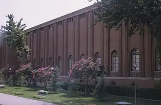 Le bâtiment lui-même a été dessiné par l'architecte français André Godard au début du XXe siècle.
