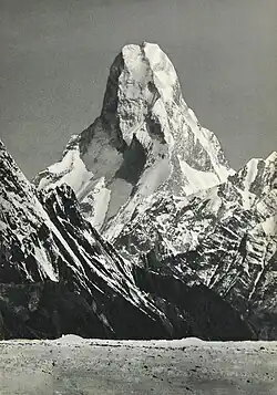 Vue de la tour de Mustagh (7&nbsp;273&nbsp;m), depuis les pentes ouest du Baltoro Kangri (7&nbsp;312&nbsp;m). Distance d’environ 35&nbsp;km : partie supérieure du glacier du Baltoro (long de 62&nbsp;km en 2006) visible au premier plan.