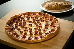 Une pizza cuite aux pepperoni.