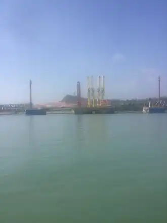 Raffinerie de pétrole située sur un littoral.