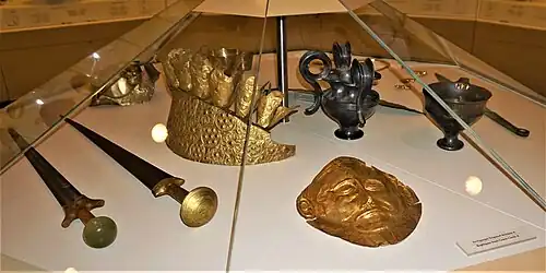 Copies d'objets des tombes du cercle A