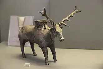 Rhyton en forme de cerf, en alliage d'argent et de plomb. Cercle A.