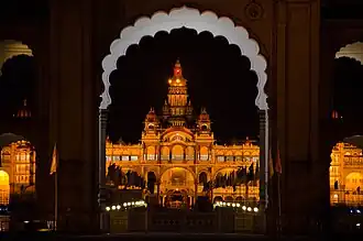 Vue nocturne du palais de Mysore, cité princière opulente du sud de l'Inde.