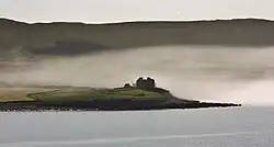 maison isolée, en ruine, dans le brouillard, au bord de la mer