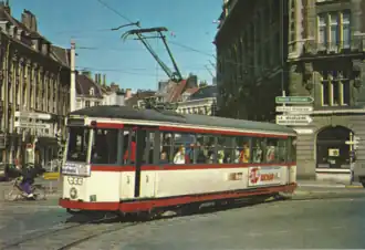 août 1982 Motrice 500 dans la dernière livrée de la SNELRT au terminus de la place du Théâtre à Lille.