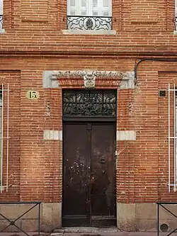 Immeuble néo-classique, no&nbsp;13 : détail de la porte et des ferronneries.