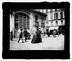 Vue du Marché couvert sur le côté est de la place, devant le no&nbsp;14 (photographie sur verre de Georges Ancely, 1890).