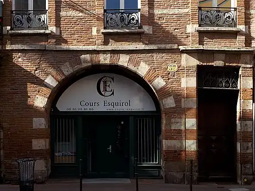 no&nbsp;37 : détail de l'arcade de boutique et de la porte.