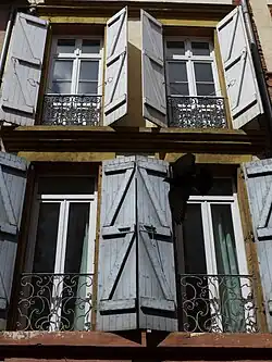 no&nbsp;48 : détail des fenêtres.