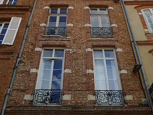 no&nbsp;83 : détail des fenêtres des étages.