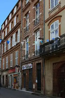 no&nbsp;83 : façade de l'immeuble.