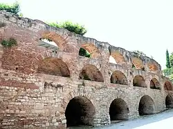 Mur de soutènement du château construit au XVIIIe&nbsp;siècle.