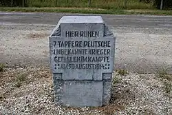 Ici reposent 7 valeureux soldats allemands inconnus morts au combat le 30 août 1914.
