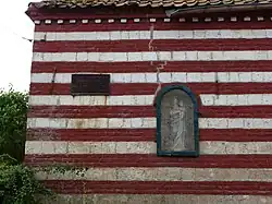 L'oratoire-niche dans un mur de ferme.