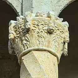 Chapiteau sculpté de la façade sud.