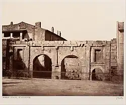 Édouard Baldus, Nîmes, Porte d'Auguste, vers 1864.