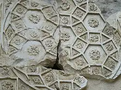 Caisson sculpté de la voûte du fond.