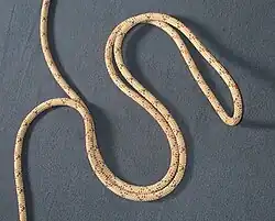 Mesurer, avec la corde doublée en ganse, deux fois l'espace entre les amarrages ;