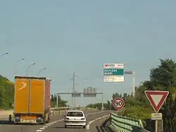 À l'échangeur nord d'Angoulême avec la RN 10.