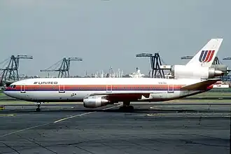 N1819U, le DC-10 impliqué dans l'accident, ici photographié à l'aéroport international Liberty de Newark en août 1980.