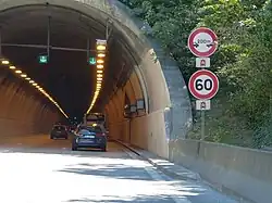 60 km/h avec panonceau M4k à l'entrée du tunnel des Monts, Chambéry, Savoie.