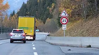 25&nbsp;km/h pour les véhicules de plus de 3,5 t et caravanes, RN 205, Chamonix-Mont-Blanc, Haute-Savoie.