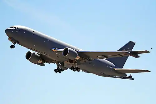 Un KC-46 gris foncé peu après son décollage.