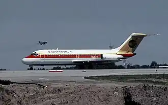 N626TX, le Douglas DC-9 de Continental Airlines impliqué dans l'accident, ici à l'aéroport international Stapleton en juillet 1985.