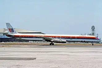 N8082U, le Douglas DC-8 impliqué, ici à l'aéroport international de Los Angeles en juillet 1978, cinq mois avant l'accident.