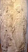 Hermès conduit la défunte Myrrhinè dans l'Hadès, 430-420 av. J.-C. Relief d'un lécythe funéraire sculpté. Musée archéologique national, Athènes.