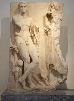 « Stèle de l'Ilissos ou du chasseur », 340, attribuée à l'atelier de Scopas. Marbre, H. 1,68&nbsp;m. MNArch, Athènes